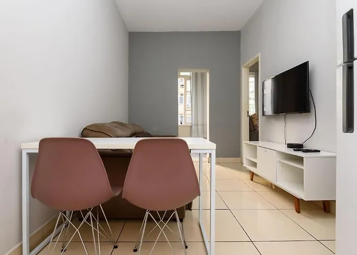 Quarto e sala perto da praia de Copacabana e metrô Rio de Janeiro